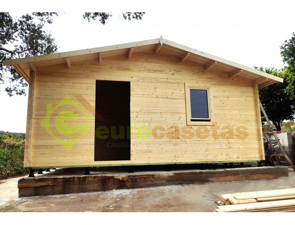 Montaje de casa de madera JULIA 6x6, de 44mm sobre soportes de PVC